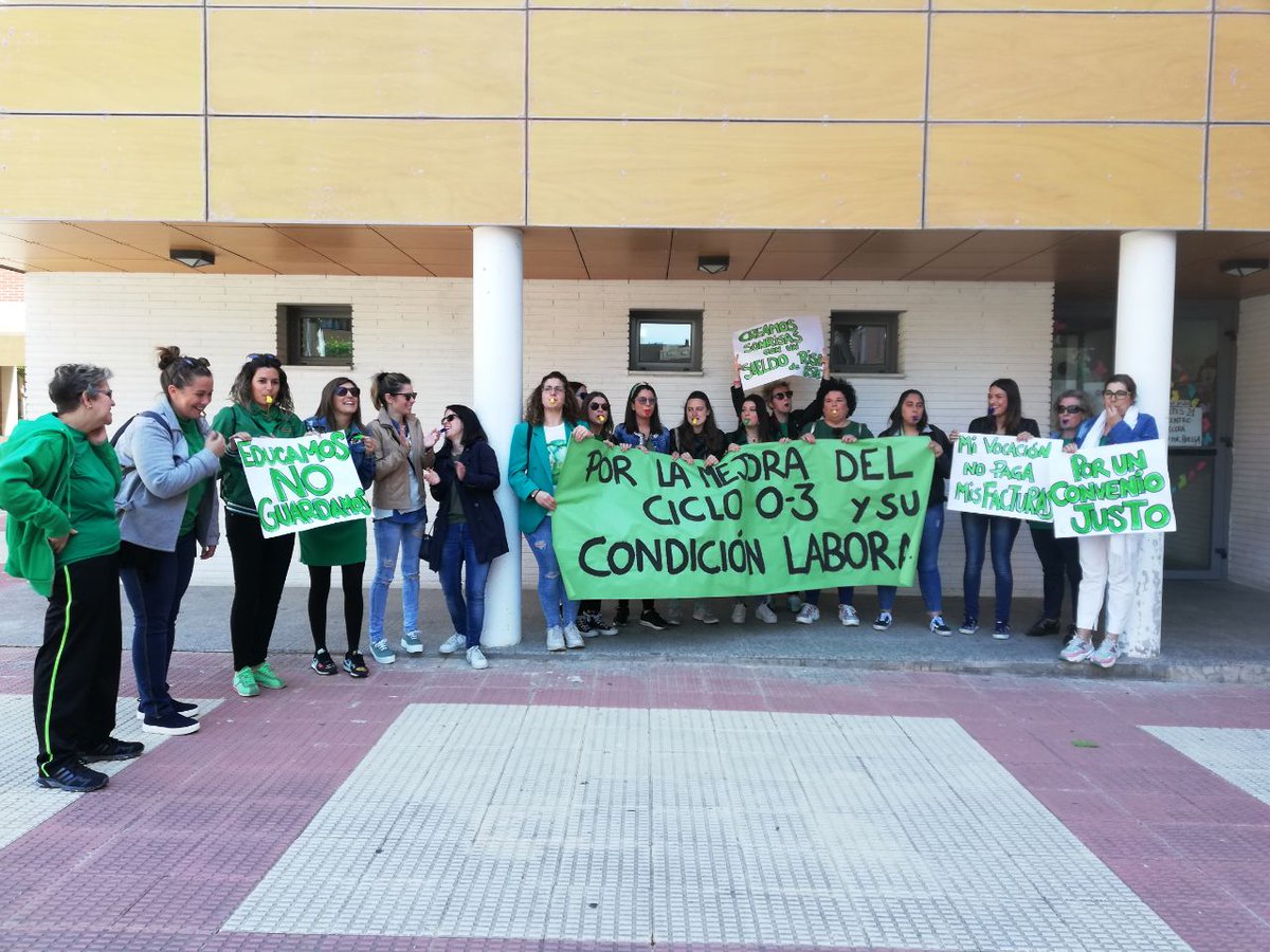 en_tsei's tweet photo. Desde Calahorra, las compañeras se han concentrado en la puerta de su escuela, ahora van al ayuntamiento y esta tarde a Logroño
#EducadorxsInfantilesEnHuelga
#ConvenioDignoInfantil
#EscuelasInfantilesEnLucha
#BastaYa
#QueremosVivirNoSobrevivir
#NoALaPrecariedadEn0a3 https://t.co/t9nhUUoNLx