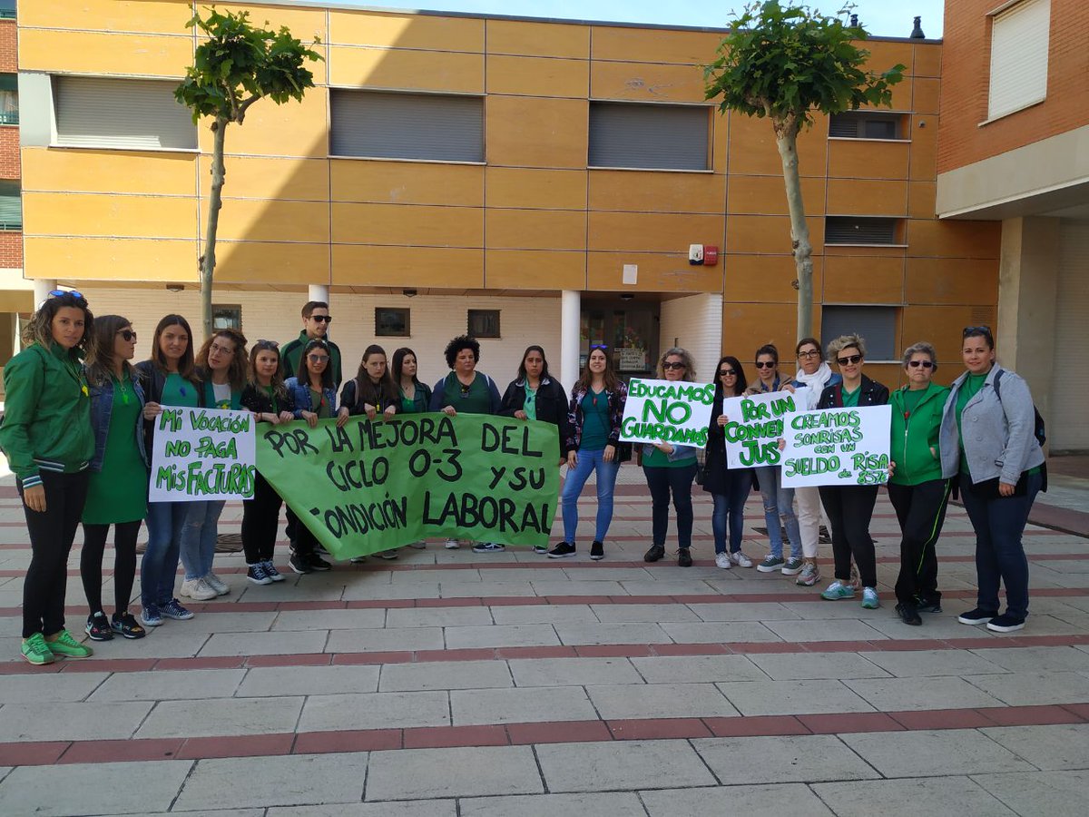 en_tsei's tweet photo. Desde Calahorra, las compañeras se han concentrado en la puerta de su escuela, ahora van al ayuntamiento y esta tarde a Logroño
#EducadorxsInfantilesEnHuelga
#ConvenioDignoInfantil
#EscuelasInfantilesEnLucha
#BastaYa
#QueremosVivirNoSobrevivir
#NoALaPrecariedadEn0a3 https://t.co/t9nhUUoNLx