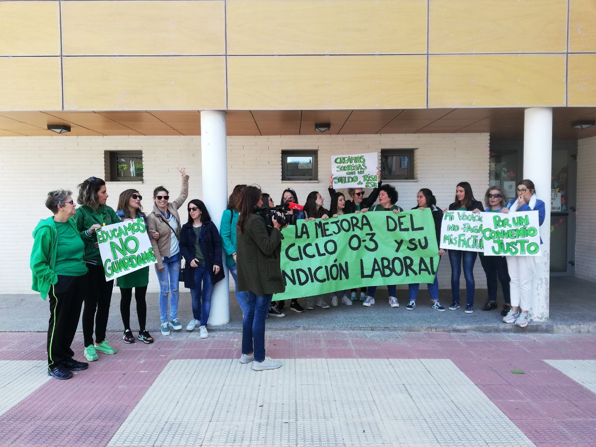 en_tsei's tweet photo. Desde Calahorra, las compañeras se han concentrado en la puerta de su escuela, ahora van al ayuntamiento y esta tarde a Logroño
#EducadorxsInfantilesEnHuelga
#ConvenioDignoInfantil
#EscuelasInfantilesEnLucha
#BastaYa
#QueremosVivirNoSobrevivir
#NoALaPrecariedadEn0a3 https://t.co/t9nhUUoNLx