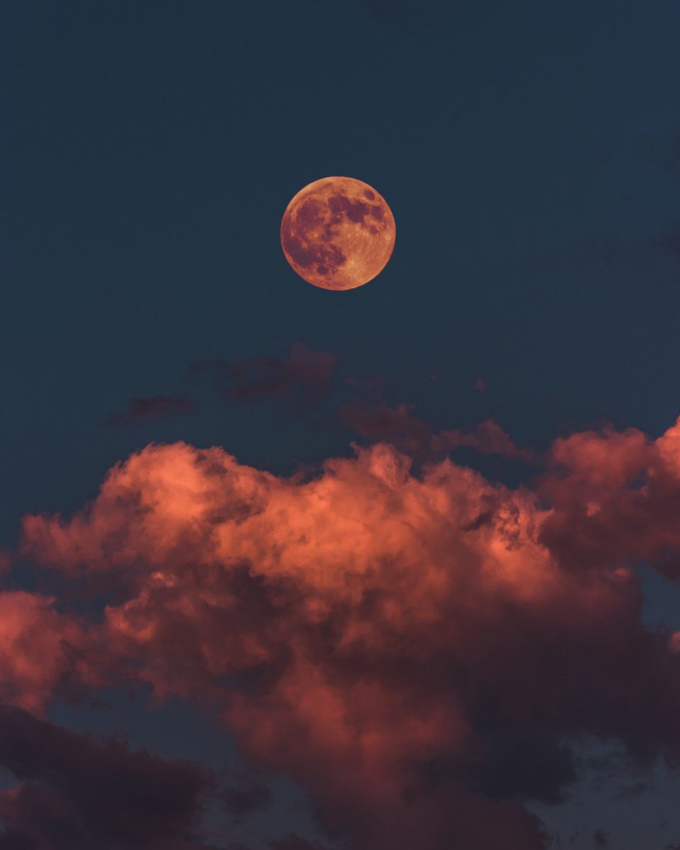 FreshTabPics's tweet photo. A reddish tinge captured when the Earth's moon was in a total lunar eclipse // #FreshFact: This is called a blood moon 💉 // 📸 Credit:  Altınay Di 
#BloodMoon #LunarEclipse #MoonLight #Astronomy https://t.co/1Y0KZoCVLQ