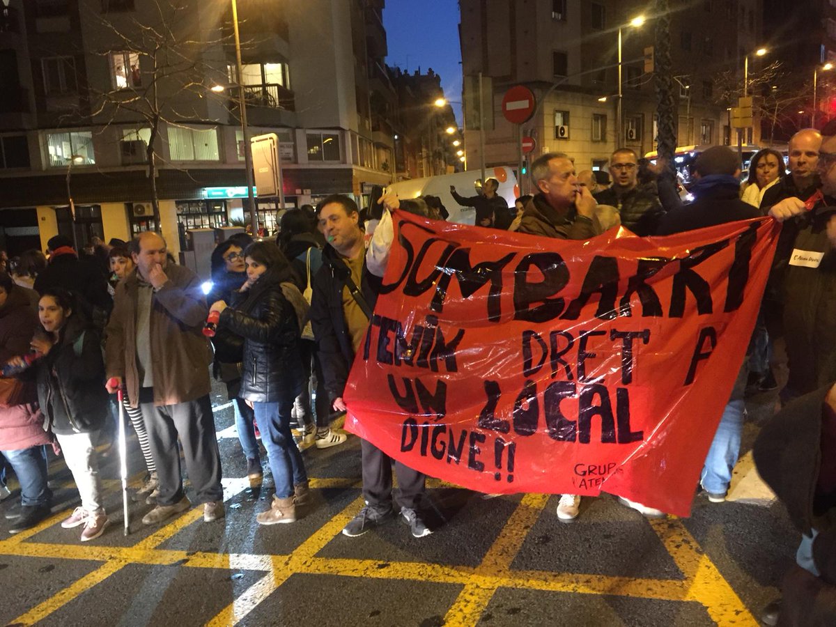 AteneuDivers's tweet photo. [FIL] Posem en valor la importància 
del #TeixitComunitari que hem consolidat en quasi 30 anys! 

#AteneuDivers lluita per quedar-se, perquè #FemBarri. 
Reivindiquem que sense teixit associatiu la ciutat s'empobreix, s'apaga... 

La solidaritat ens enforteix #AteneuDiversNoEsToca https://t.co/kstt7EVVHT