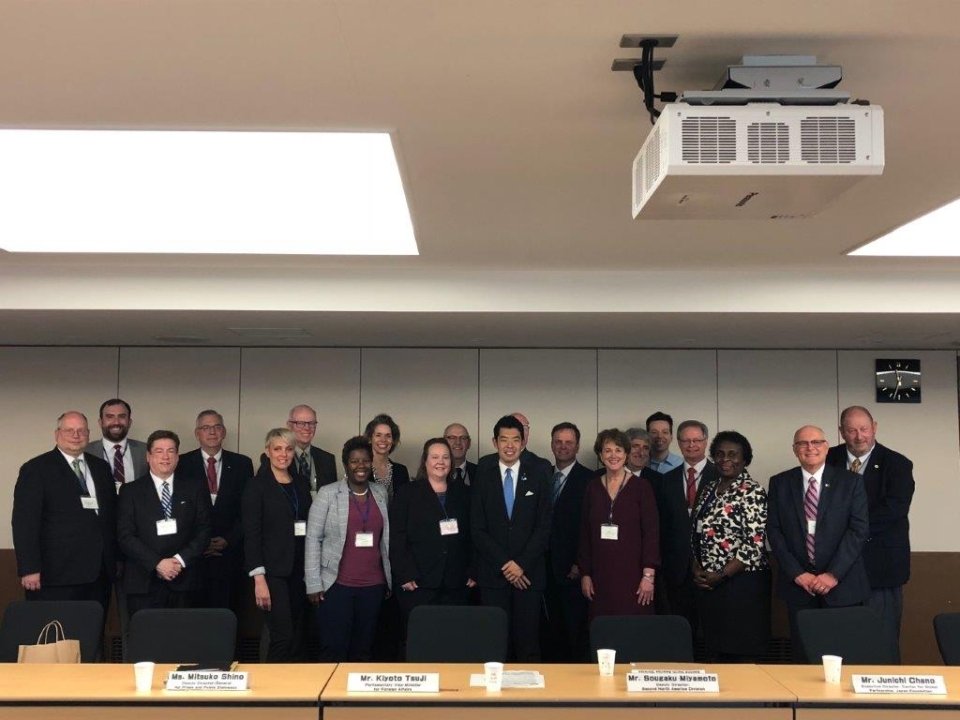 MofaJapan_jp's tweet photo. 米国地域リーダーによる辻外務大臣政務官表敬（国際交流基金「グラスルーツからの日米関係強化事業」）
21日，辻清人外務大臣政務官は，カー・ケンタッキー州上院議員他計19名の米国地域リーダーの表敬を受けました。
 https://t.co/EqyRdikv8D https://t.co/qvlEDe2ifH