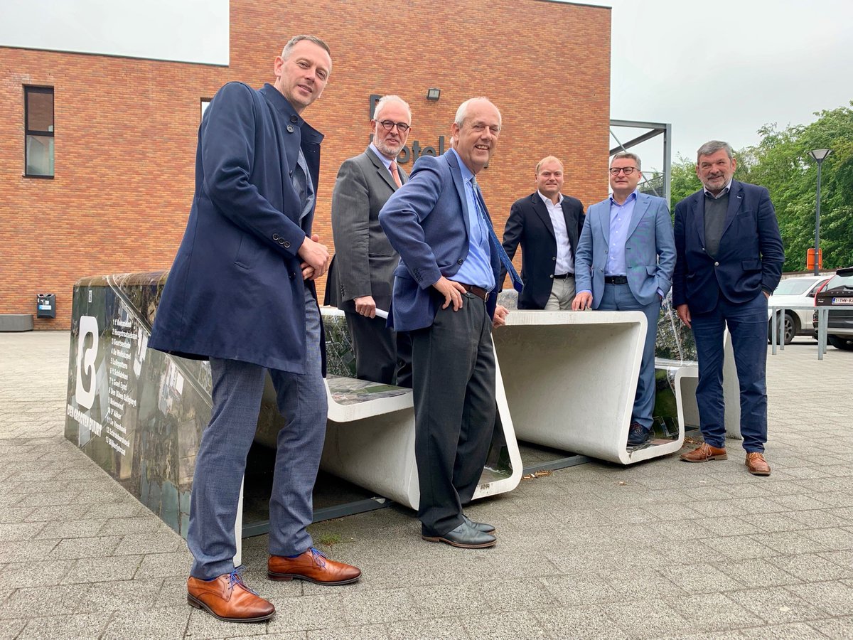 Bedankt Minister Koen Van den Heuvel voor het bezoek aan De Notelaar in <a href="/Gemeente_Malle/">Gemeente Malle</a> voor de ondertekening van de Vlaamse Bouwagenda! #bouwenmetmensen @_VCB <a href="/Bouwunie/">Bouwunie vzw</a> <a href="/OmgevingVL/">Departement Omgeving</a> <a href="/UPSI_BVS/">UPSI-BVS</a> <a href="/KVDHeuvel_VP/">Koen Van den Heuvel</a>