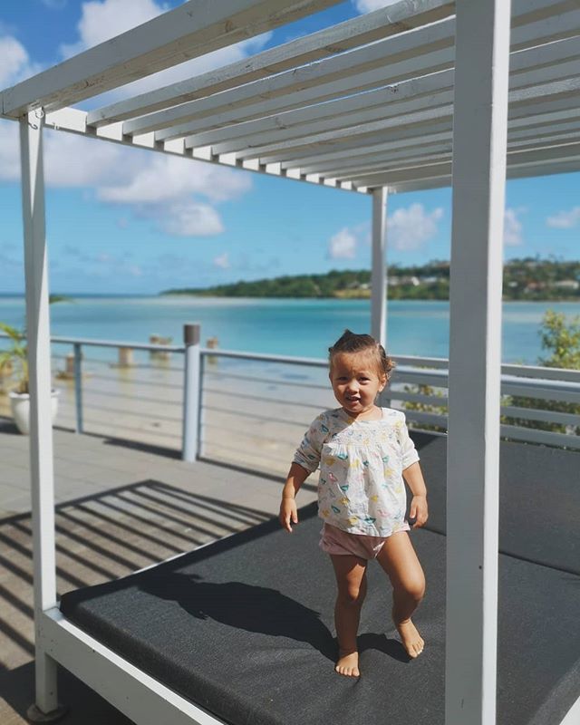 "Mom, you go inside, Oli stay right here!" #olivepobkeisms #yupibelievedher #ileft #olivestayed #not #nextshetriedtoclimbthefencebehindher #canttakeheranywhere #errr #imean #loveourmorningcoffeedates 😂 bit.ly/2JuCkDb