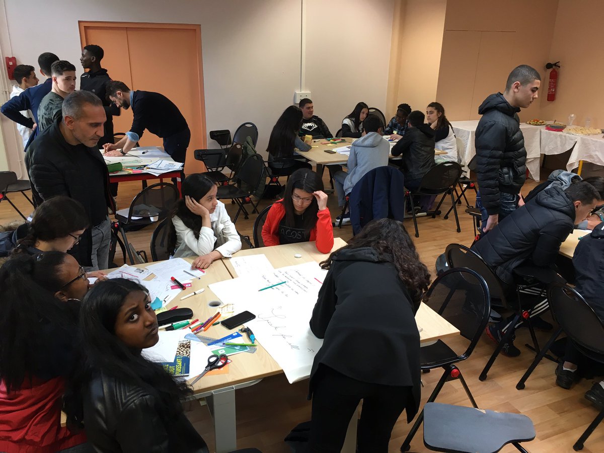 LesIdeateurs's tweet photo. Dans quels secteurs souhaitez-vous investir avec 10 000€ ? Quels sont les secteurs porteurs ? Ce sont les 3eme du collège Descartes de @VilleTremblay qui répondent à la question avec @SycomoreAM et @uwa_france #InnovEPA https://t.co/oiPc10PCX7
