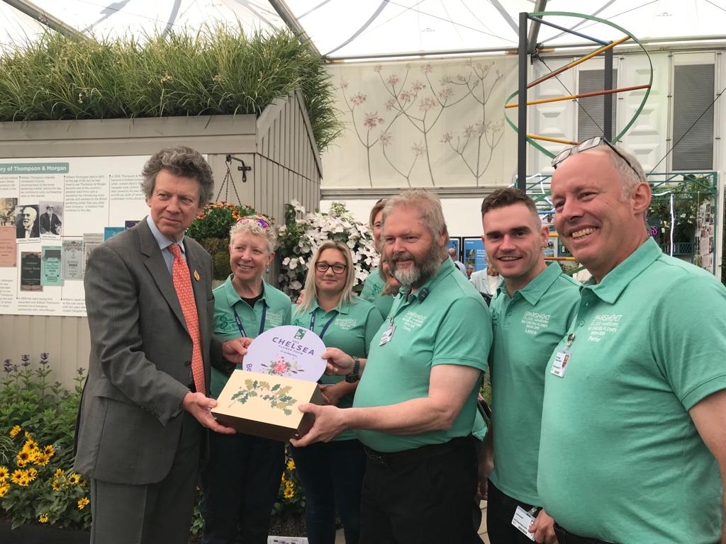 Sparsholt_Coll's tweet photo. What a day! 🙌 We've also won Best in Class! 🙌
@ThompsonMorgan @The_RHS #ChelseaFlowerShow2019 #RHSChelsea #BehindTheGenes #BestDiscoveryExhibit https://t.co/3xMwAbVrFg