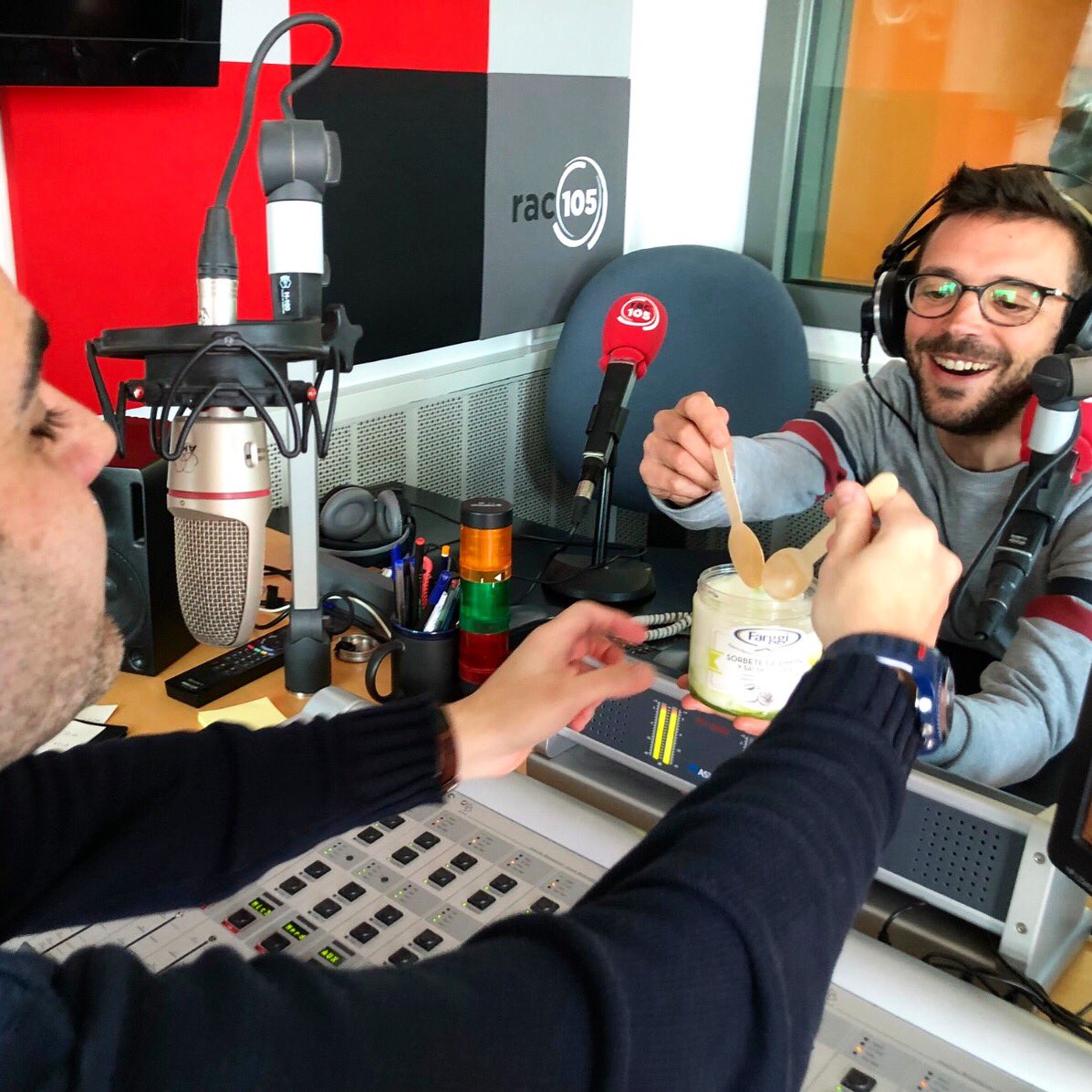 rac105's tweet photo. 🤙🏼Les coses bones són el doble de bones si es comparteixen. Oi, @albertbuscarons i @canalias?
🍨I amb aquests envasos tan grans dels nous #Farggi, ja no hi ha excusa!! https://t.co/i3MprTfiwF