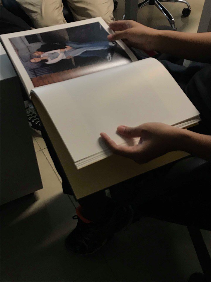 bookstarterth's tweet photo. ครั้งนี้ไม่ต้องรอถึงสิ้นปี เรากลับมาแล้วววว เตรียมตัวให้พร้อมกับเทปใหม่ที่ยาวที่สุดตั้งแต่เริ่มรายการมา!! 

ส่วนแขกรับเชิญจะเป็นใครเราขออุบไว้ก่อน ระหว่างนี้เรามีรูปมาให้เพื่อนๆ ได้ลองทายกันเล่นๆ ว่าประเด็นที่เราจะคุยกันในเทปนี้จะเป็นเรื่องอะไร เตรียมพบกับเทปใหม่ได้เร็วๆ นี้จ้า https://t.co/OdqUWwsrdl