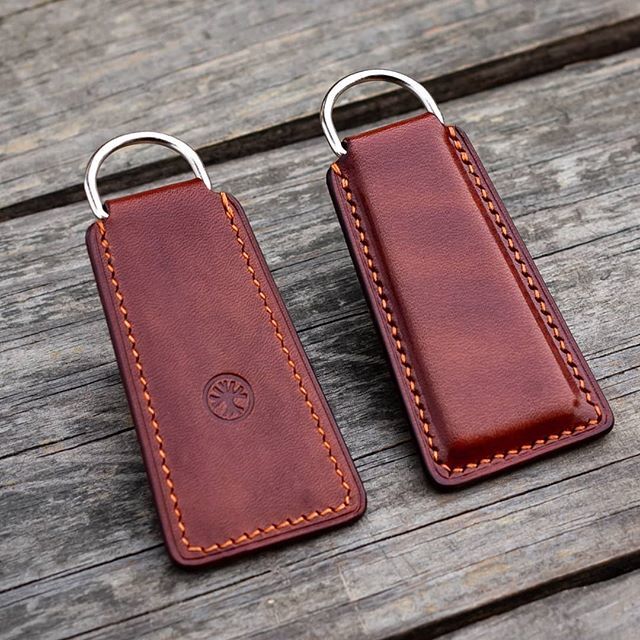 Sekula_leather's tweet photo. Padded keychain.
Dark brown veg tan leather with gingerbread thread which seems to be actually more carrot on this picture 😉 https://t.co/RSl9SPRjIK https://t.co/7ofUSG1Vkq