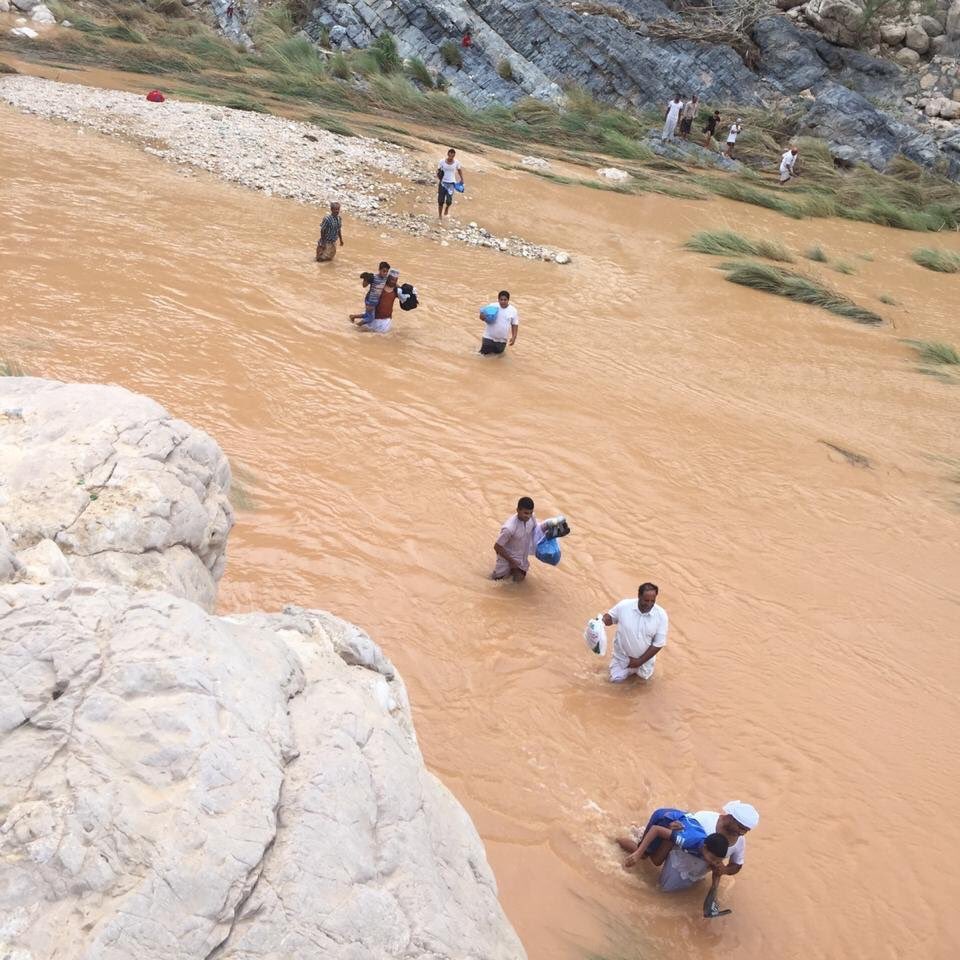 سيكبرون ويتذكرون أنهم خاضوا الوديان من أجل العلم، تحية عطرة لهم ولأهاليهم الذين لم يتذمروا كـ"بعض" المغردين هنا، وبعثوا رسالة جليلة جدًا ستخلد في ذاكرة أبناءهم.. ولو كنت مكانهم لأوصيت أبنائي بأن لا يتغيبوا عن المدرسة حتى ولو ذهبوا لها سباحة.