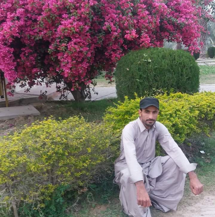 MahrangBaloch_'s tweet photo. مجرم ہیں میرے قوم کے نوجوان 
وہ اسی اہل ہیں کے انہیں قید کیا جائے 
وہ جو اپنی اور قوم کی تباہ حالی مٹانے 
نکلے تھےان خستہ حال گھروں سے
روشن شہروں کےجانب 
انہیں وہاں سے بھی چن چن کر اٹھایا گیا
انکےنصیب میں تعلیم کی روشنی نہیں زیندان کے اندھیرے لکھے گئے ہیں 
#SaveBalochStudents https://t.co/yt6DjxStpW
