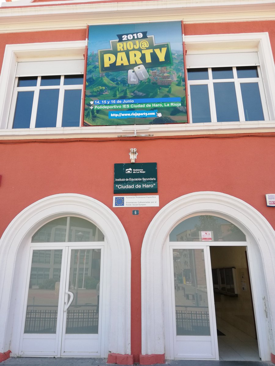 riojaparty's tweet photo. La entrada del instituto ya esta puesta a punto para el evento https://t.co/vAt6kOKdzg