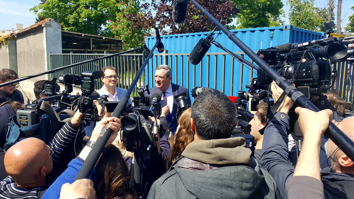 Celine_Lang's tweet photo. "Ce n'est pas un succès, c'est un nouveau départ", déclarent les avocats des parents de #VincentLambert. "Notre combat, aujourd'hui, c'est désormais de faire transférer Vincent dans une unité spécialisée, loin de cet hôpital qui avait fait de lui un mort en sursis". @France3CA https://t.co/6reBN5ueLf