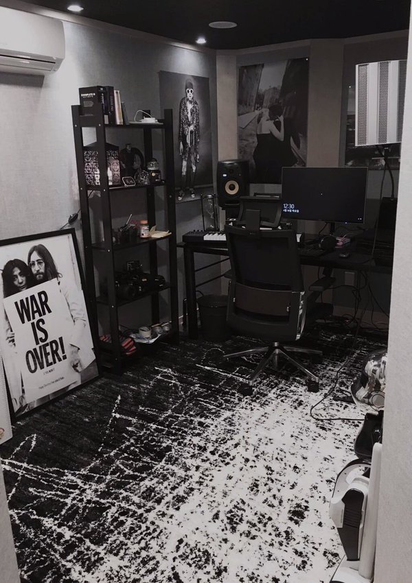 mygbebe's tweet photo. The shift in Namjoon's character that you can clearly see in his clothing style and the theme of his studio, he used to love dark and monochromatic colours but now it's all bright and natural ones, I think his development is perhaps the most beautiful thing about him :( https://t.co/6qfkN7HF3I
