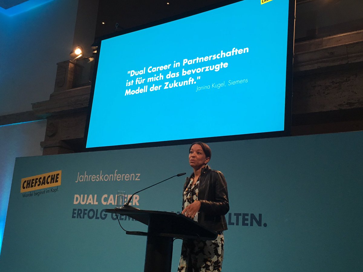 „Keine Führungskraft bei <a href="/Siemens/">Siemens</a> kann ihren Mitarbeitern erzählen, dass es bei uns keine flexiblen Arbeitszeiten gibt - falls das jemand erfährt, soll er sich bei mir melden.“  👏 @janinakugel bei #ChefKon19 von <a href="/Chefsache/">Christt</a> #genderequity