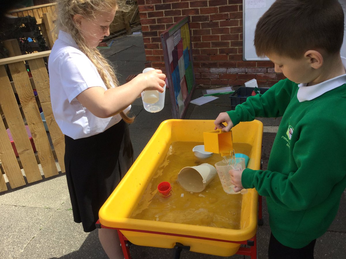 CaldiPrimary's tweet photo. Y2’s, measuring volume using water and containers.#AETmaths https://t.co/Dl5Bl2MTt5
