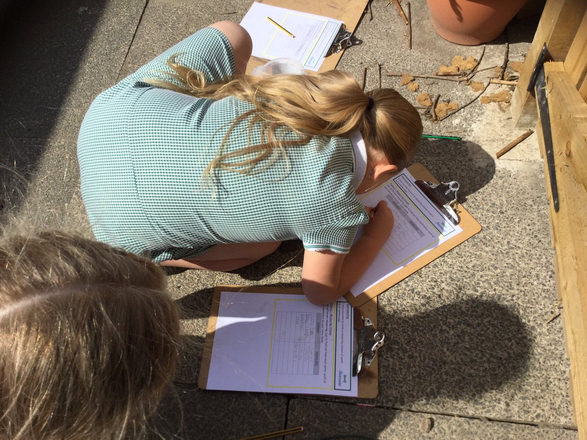 CaldiPrimary's tweet photo. Y2’s, measuring volume using water and containers.#AETmaths https://t.co/Dl5Bl2MTt5