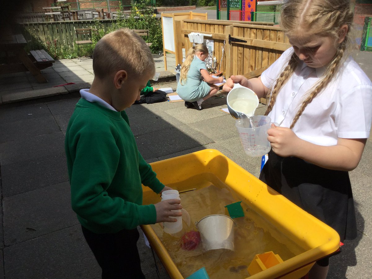 CaldiPrimary's tweet photo. Y2’s, measuring volume using water and containers.#AETmaths https://t.co/Dl5Bl2MTt5