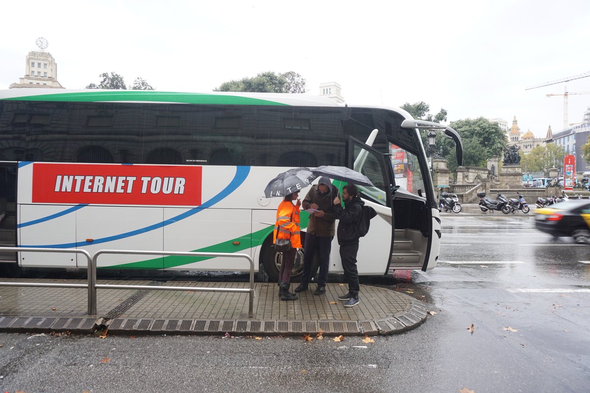 m_msanta's tweet photo. Next edition of the Internet Tour in Zaragoza 🚌🌩️🖥️ https://t.co/VyKi35Opxt en @etopia_ Look at the fiber's end > @Hangar_org @the_influencers #internetour #tourismofthings #infrastructure #tourismtheinfrastructures #analognetart #internet https://t.co/0mhGlecF5l