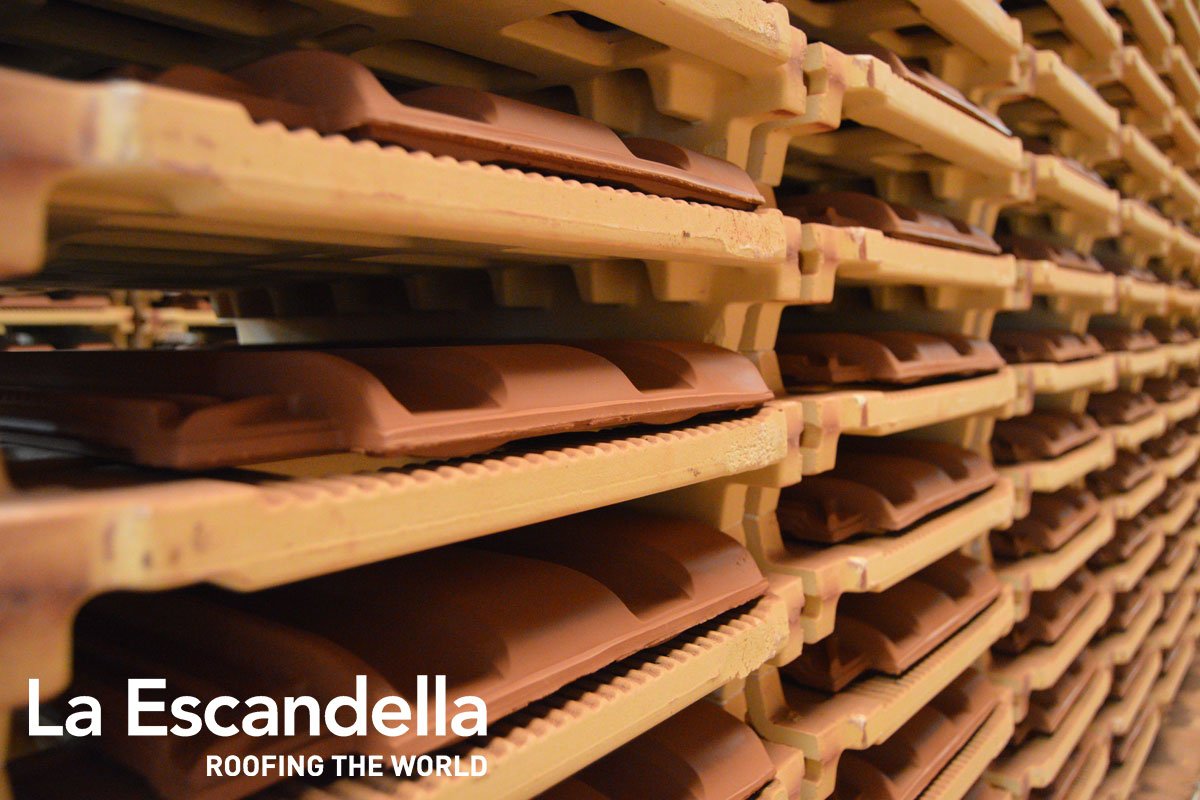 laescandella's tweet photo. ¿Conoces el significado de la producción en H-cassete? 🤔
☑Cocción individual de cada teja gracias al soporte H.
☑Permite una planeidad perfecta sin puntos de contacto.
👉+Info: https://t.co/3tFPLjwDZx
#RoofingTheWorld #HSelection #calidadklinker #perfection #tejas https://t.co/9TZOvDAvaX