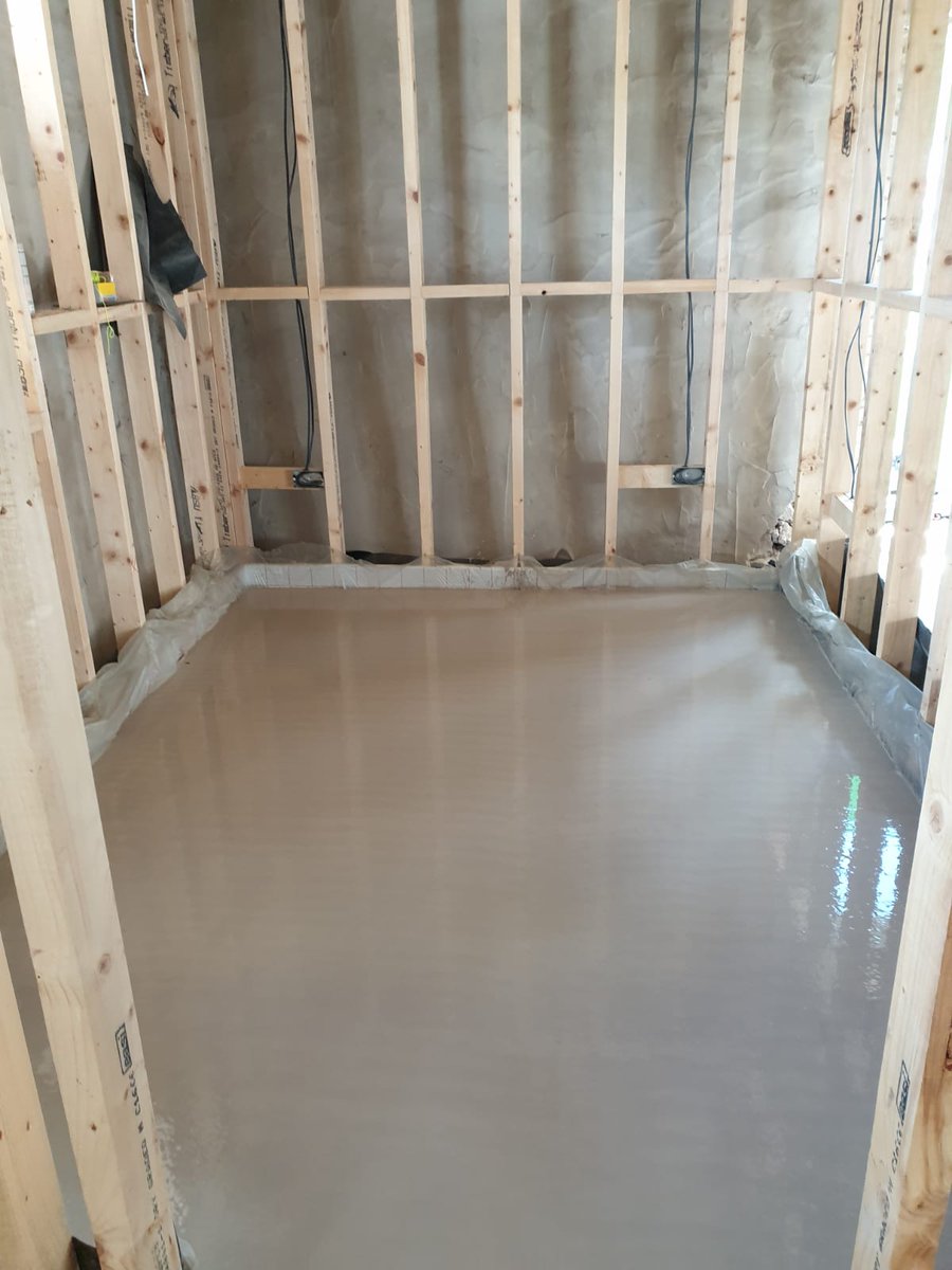 dragon_heating's tweet photo. This project was in Lixwm, Chester!🤩
105m2 installed today 
55mm standard flowing screed.
#jobdone #TuesdayThoughts #neat #screed #tarmac #Chester https://t.co/CDbmuSpKSb