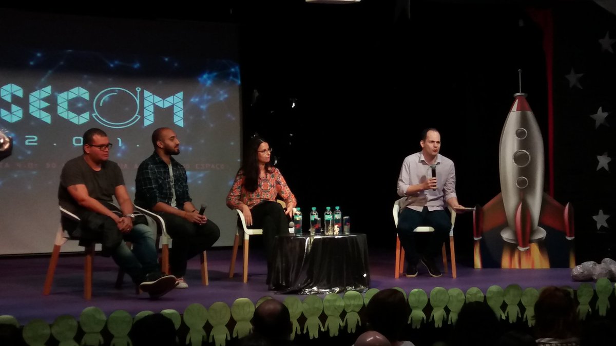 SecomTijuca's tweet photo. Agora no palco do auditório estão: Beto Estrada, Júlio Lobianco, Gustavo Sleman e Monica Nunes.
Palestra sobre Rádio e Internet: como o clássico sobrevive à modernidade. #secom2019 https://t.co/ovWDKCu7R5