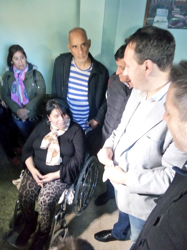 TWCPVivienda's tweet photo. #AhoraTrelew El Int. @TWAMaderna Entrego refacción y completamiento de vivienda adaptada. Flia Richie B° Democracia Argentina @TWMunicipalidad https://t.co/wCfVSZAWgj