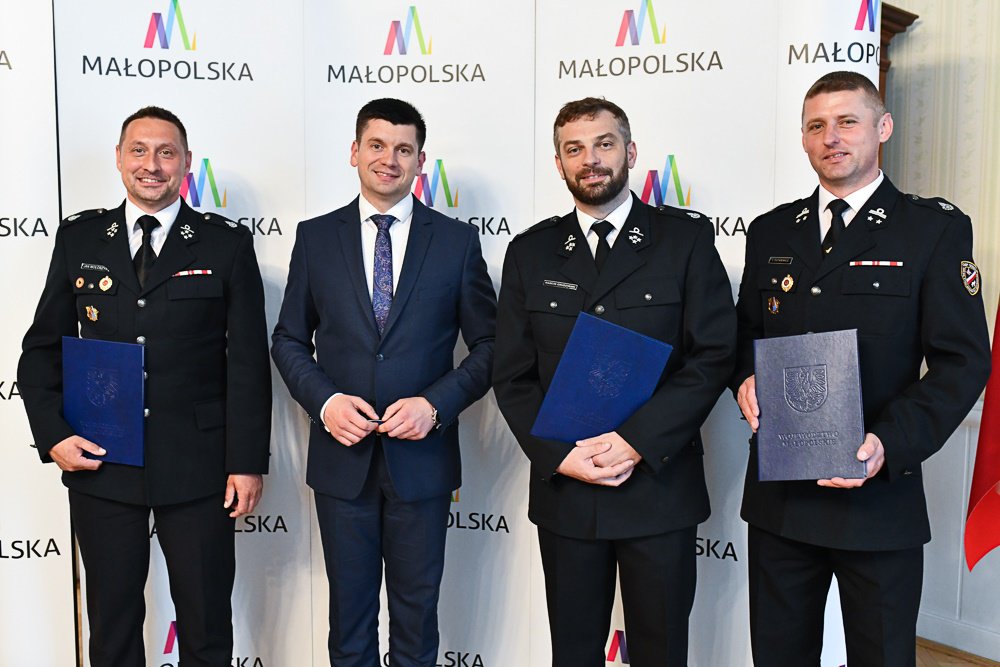 malopolskaPL's tweet photo. Ratownicy i ich czworonożni towarzysze z małopolskich grup poszukiwawczo-ratowniczych gościli dziś w #UMWM. Wicemarszałek @Smolka_Lukasz przekazał przedstawicielom OSP GPR z #NowySącz #Kęty i #Goszcza środki finansowe - łącznie 120 tys. zł. https://t.co/RCt1EsFgyc https://t.co/gPEEtfeXHK