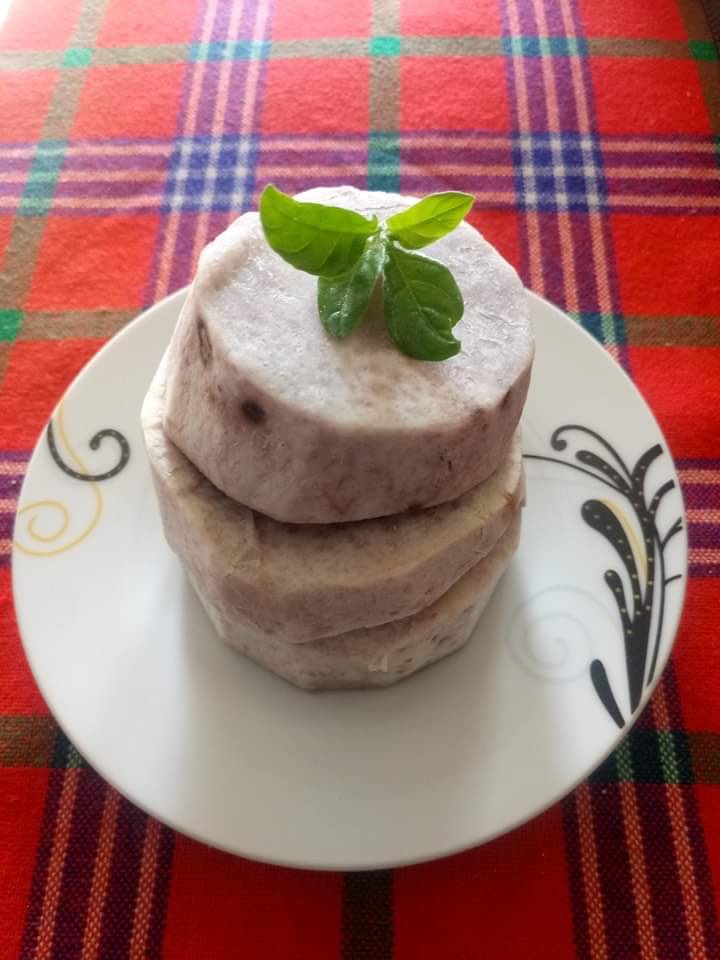 stephenkmuneza's tweet image. Mbu Expensive restaurants be like: 

Freshly steamed Root Tuber with a dash of organically grown Green Leaf Vegetation - 34,700 UGX