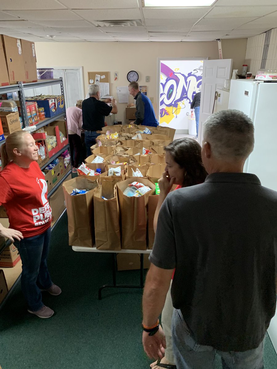 HaleyR3420's tweet photo. Meade Hs volunteering in our community this morning! Amazing people here at Journey Church! #alloneallin #CultureofService #Journey #FoodPantry https://t.co/LBPrfepzUv