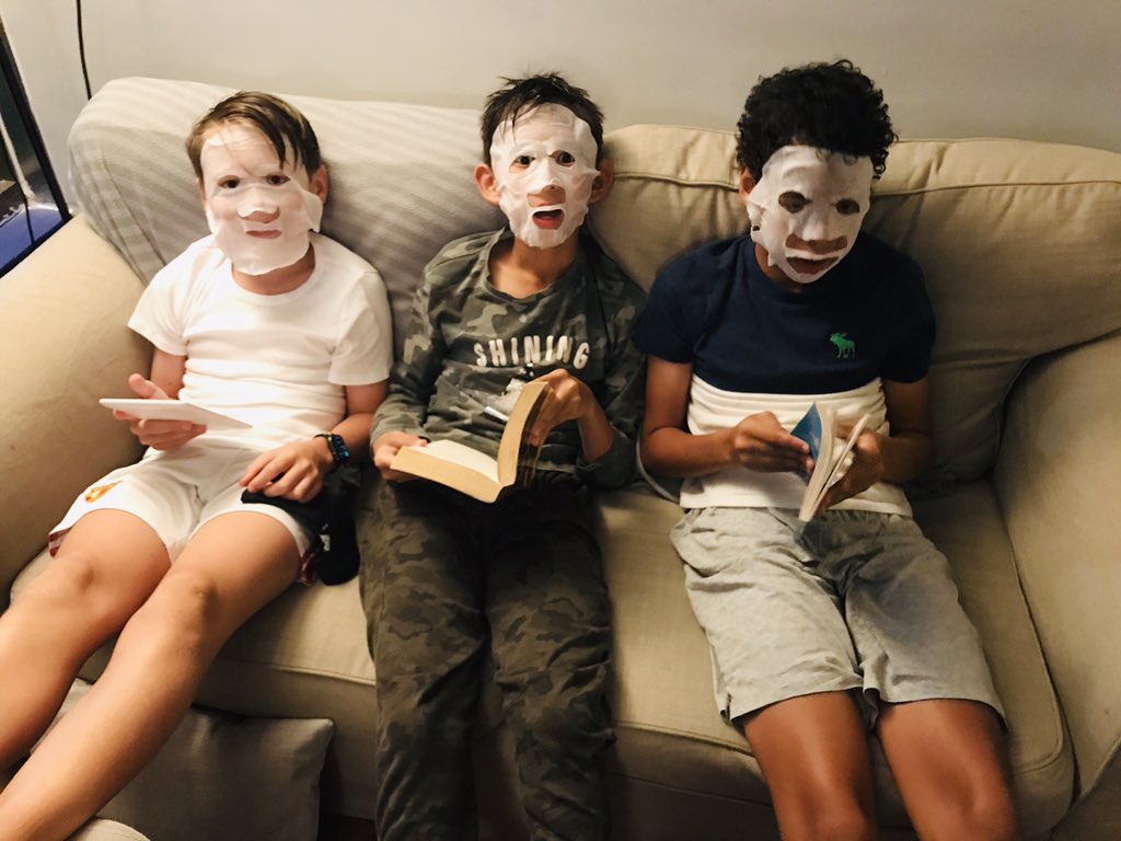 HHKSShackleton's tweet photo. Calm and tranquility descend over the House this evening as our expert reflexologist gives the #boysofshackleton a rejuvenating foot massage and facial treatment! All rounded off with some healthy sushi snacks @Harrow_HK @HeadHarrowHK #boysofcompassion https://t.co/YaUTLy0Bct