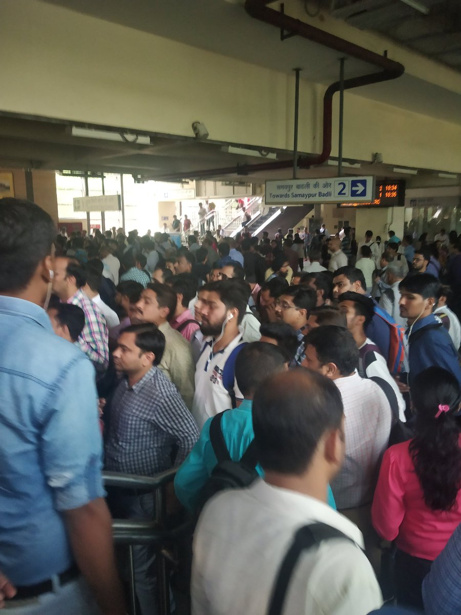 Maal_function's tweet image. #DelhiMetro Scenes at Qutab Minar metro station.