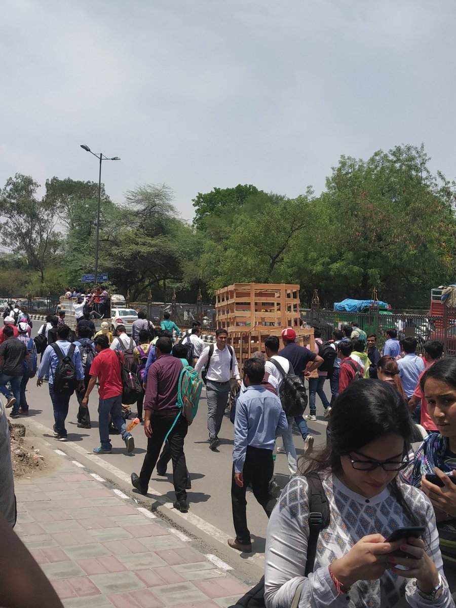 Maal_function's tweet image. #DelhiMetro Scenes at Qutab Minar metro station.
