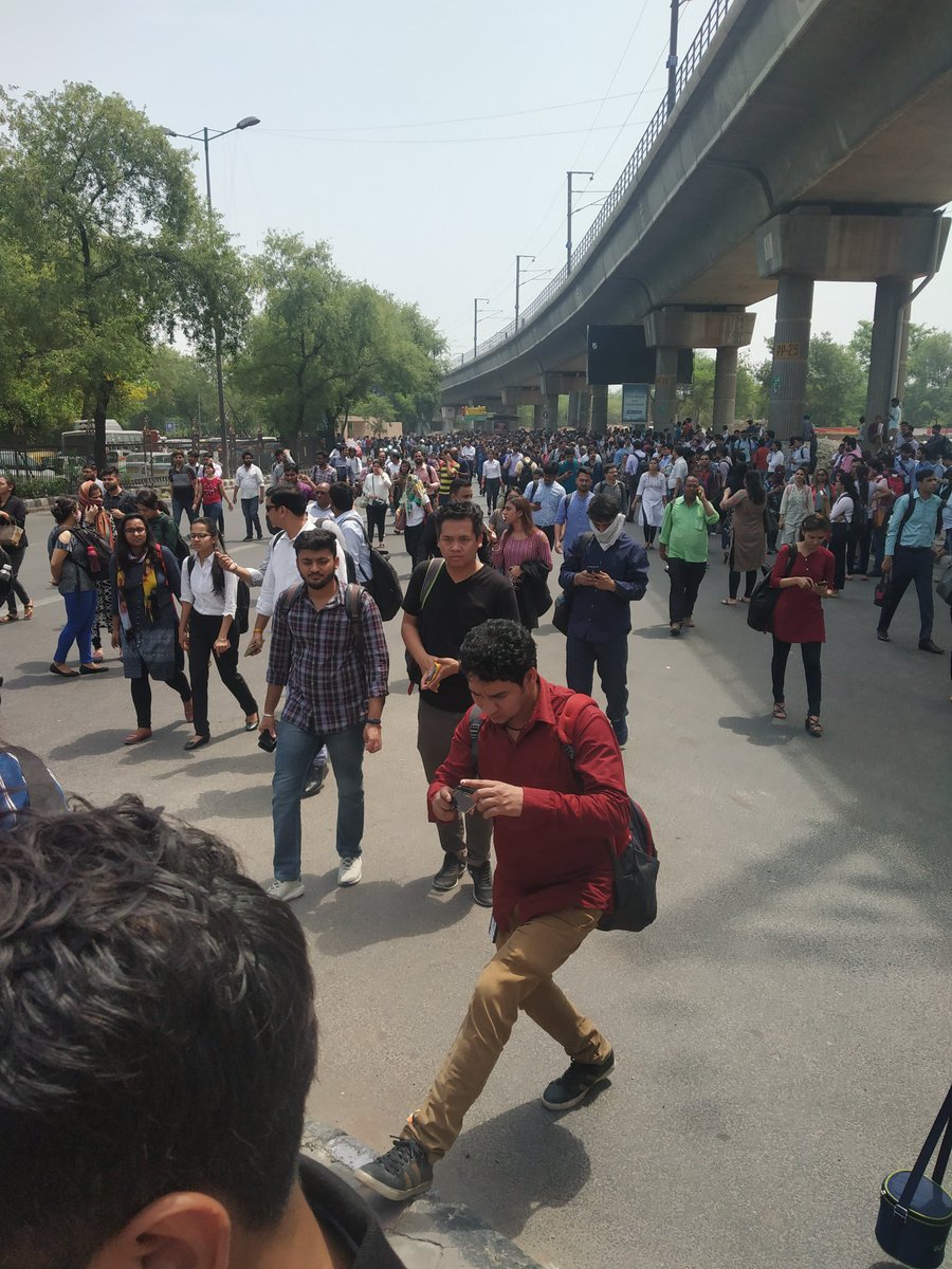 Maal_function's tweet image. #DelhiMetro Scenes at Qutab Minar metro station.