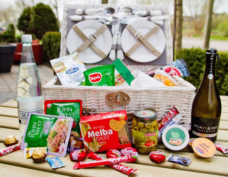 ScorenOpHetWeb's tweet photo. 'Heerlijk gevulde picknickmand voor de zwoele zo...' -> https://t.co/PxNaeNI8LV https://t.co/stTT10mHjN