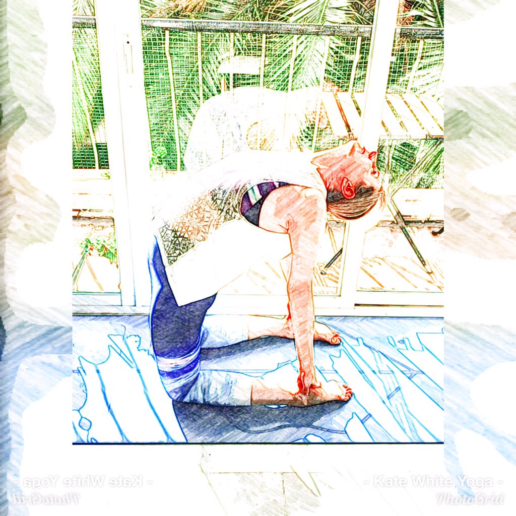 💕Tuesday mood 😊💕#camelpose #ustrasana 🐫#yoga #yogacadadía #yogaeverydamnday #yogainmalaga #yogaenmalaga #yogaforeveryone