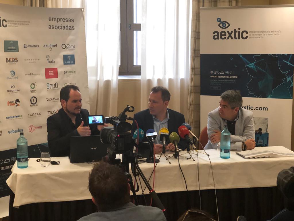 jaleon's tweet photo. Presentación del informe EticE de #aextic sobre el estado de las TIC's en #Extremadura https://t.co/5uy1ssY5BG