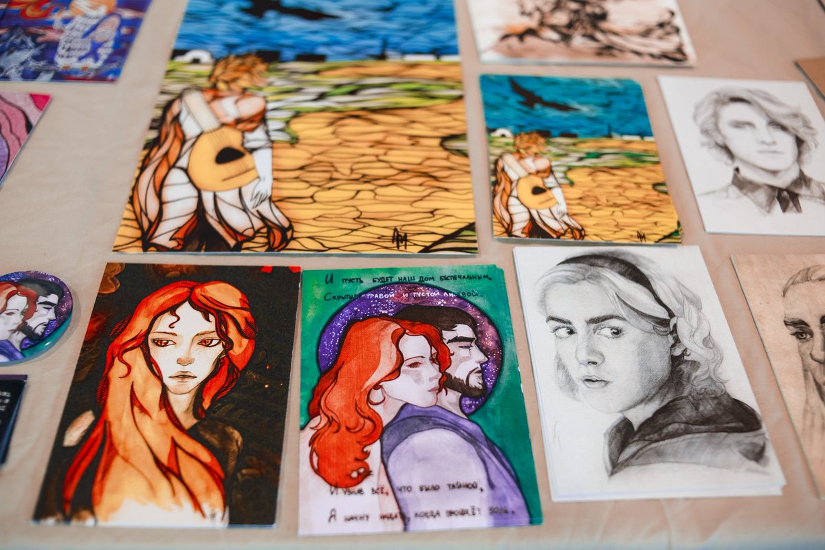 Marevicheva's tweet photo. Отстрелялись, но отдыхать всё ещё рано!
Кстати, @jetvillains, смотри на Сабринку и комикс, которые тебя верно ждали на #ComicConSPB ;)
Пришлось пообещать им, что скоро они дождутся тебя. https://t.co/8wMLG2tSVw
