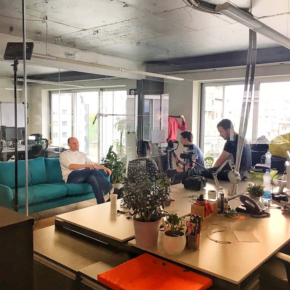 InterVenture_'s tweet photo. Caught in action! Ex-Netflix’s, @robertboxall_, now VP of Engineering at Redbox. Man who doesn’t stop surprising all those that think that a VP of something can’t code, architect, and inspire people all at the same time! New quest!!! #interventure #redboxtech #growingtogether https://t.co/z8mO8X2mZn