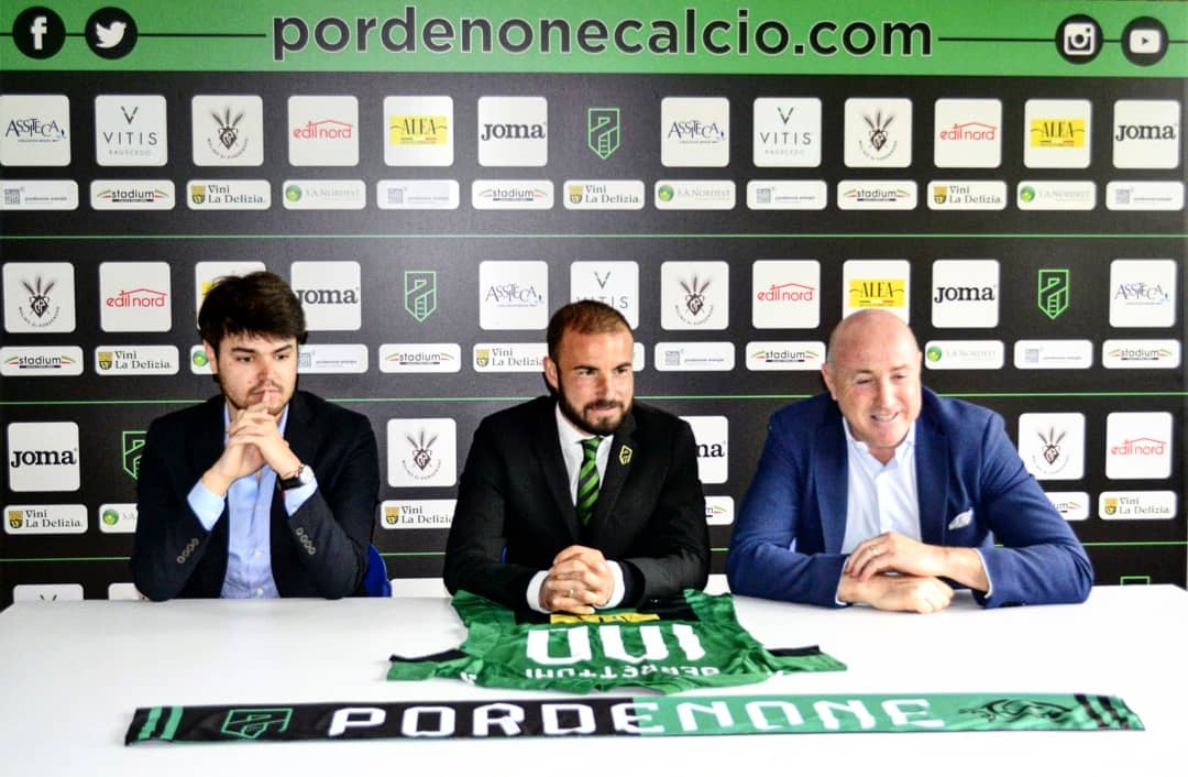 PordenoneCalcio's tweet photo. DAL CAMPO ALLA SCRIVANIA: IL NUMERO π BERRETTONI π§ββοΈ DIVENTA DIRIGENTE
SarΓ direttore di campo β‘οΈ https://t.co/qzwZsKHjD5 β«π
#Berrettoni #PordeBerre #PordeB #ForzaRamarri https://t.co/zN4gMI24er