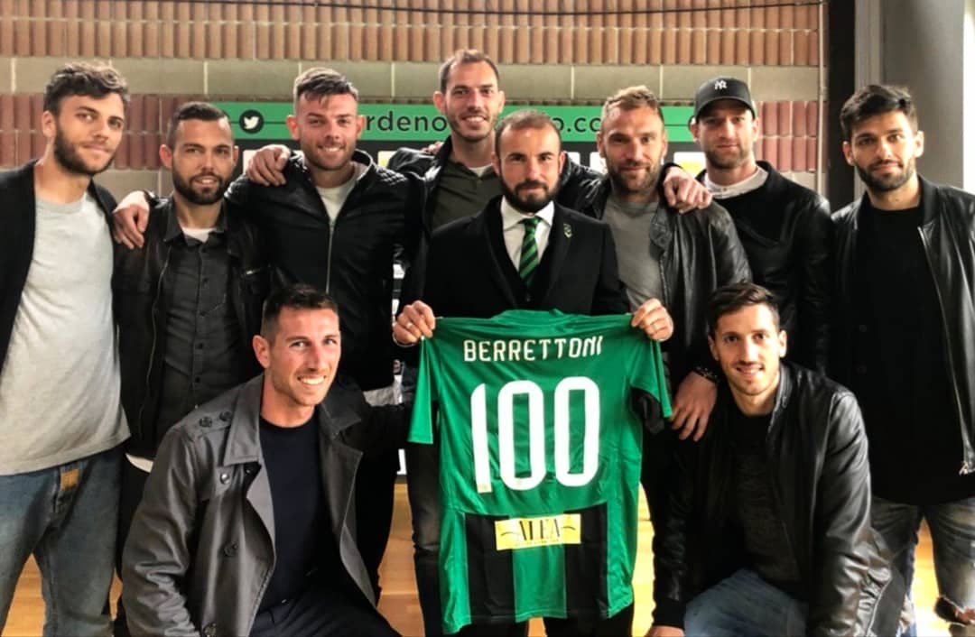 PordenoneCalcio's tweet photo. DAL CAMPO ALLA SCRIVANIA: IL NUMERO π BERRETTONI π§ββοΈ DIVENTA DIRIGENTE
SarΓ direttore di campo β‘οΈ https://t.co/qzwZsKHjD5 β«π
#Berrettoni #PordeBerre #PordeB #ForzaRamarri https://t.co/zN4gMI24er