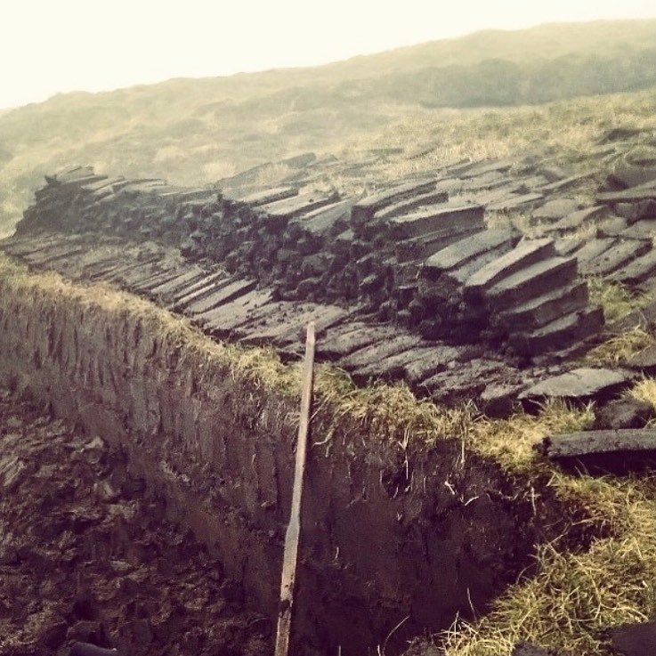 Did you read about @houlnastoura’s favourite peat bank in this month’s Shetland Life?
Do you cut peat? We’d love to know!
#myshetlandlife #peathill #paethill 

Photo | @garthscroftbressay