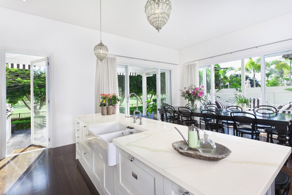 aurea_stone's tweet photo. Facing southwards, #MediterraneanKitchen style always catches the eye due to the simplicity and authenticity that offers, fitting into the landscape. Look this #aureastone #DINERGY #kitchenisland enhancing the space with elegance and sobriety. Amazing!
#quartz #kitchen #worktops https://t.co/YZS5oemNnL