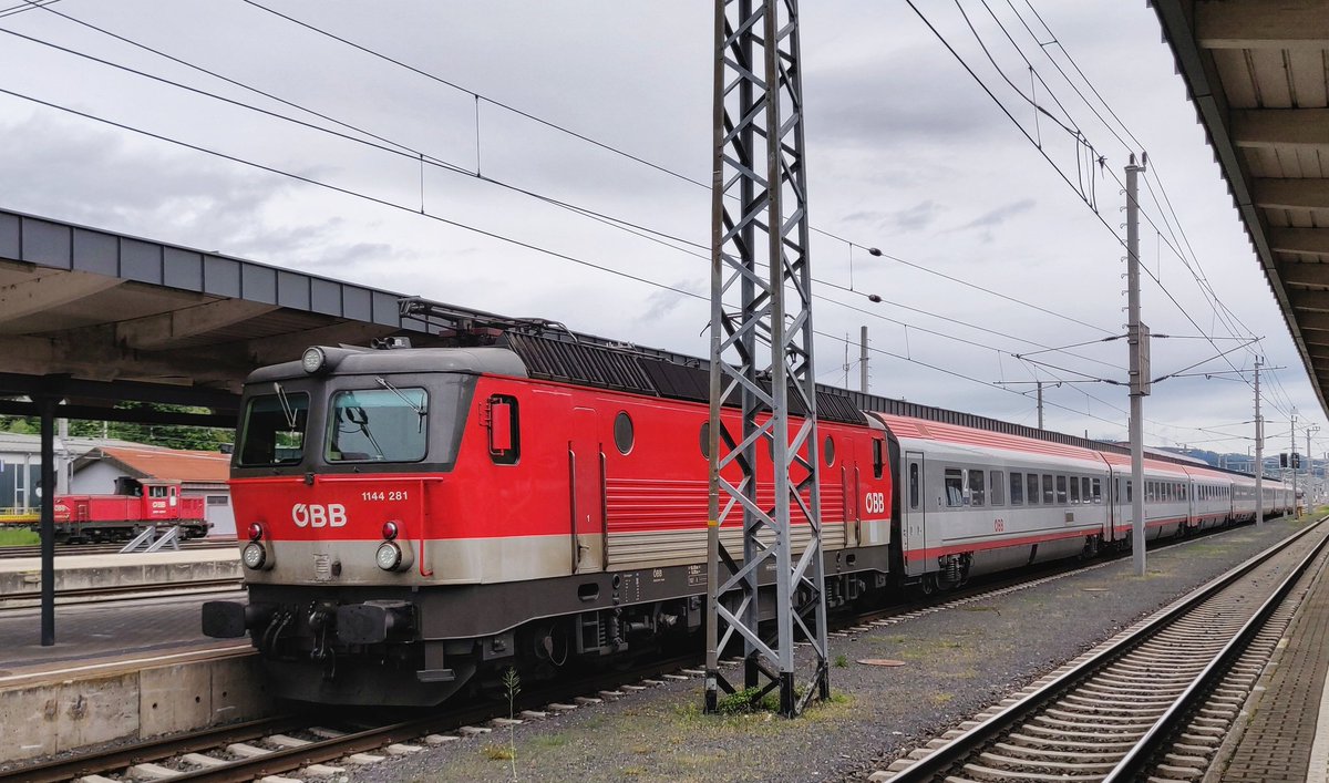_DiningCar's tweet photo. I highly recommend a trip with @unsereOEBB🇦🇹 #IC533 "Lienzer Dolomiten". Cruising through the Alps, passing by the wonderful Wörthersee and a gorgeous full-fledged #diningcar attached 😍👍! https://t.co/VIiu31CXQR