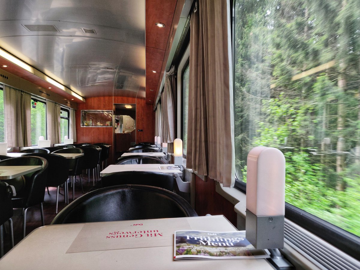 _DiningCar's tweet photo. I highly recommend a trip with @unsereOEBB🇦🇹 #IC533 "Lienzer Dolomiten". Cruising through the Alps, passing by the wonderful Wörthersee and a gorgeous full-fledged #diningcar attached 😍👍! https://t.co/VIiu31CXQR