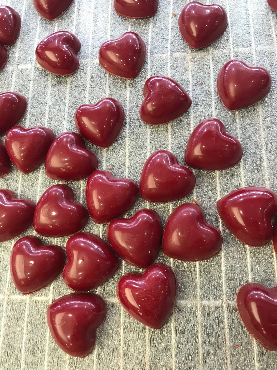PatOSMONT's tweet photo. Maman je t'aime sur un coeur chocolaté et garni 19€
Minis-coeurs caramel mangue passion 11€
Entremet fête des mères : Fruits rouges citron 6pers 
Saint Honoré : Rose-Litchi et framboise 30,95€
"Fête des mères" Osmont https://t.co/1YbTZjnq7m
