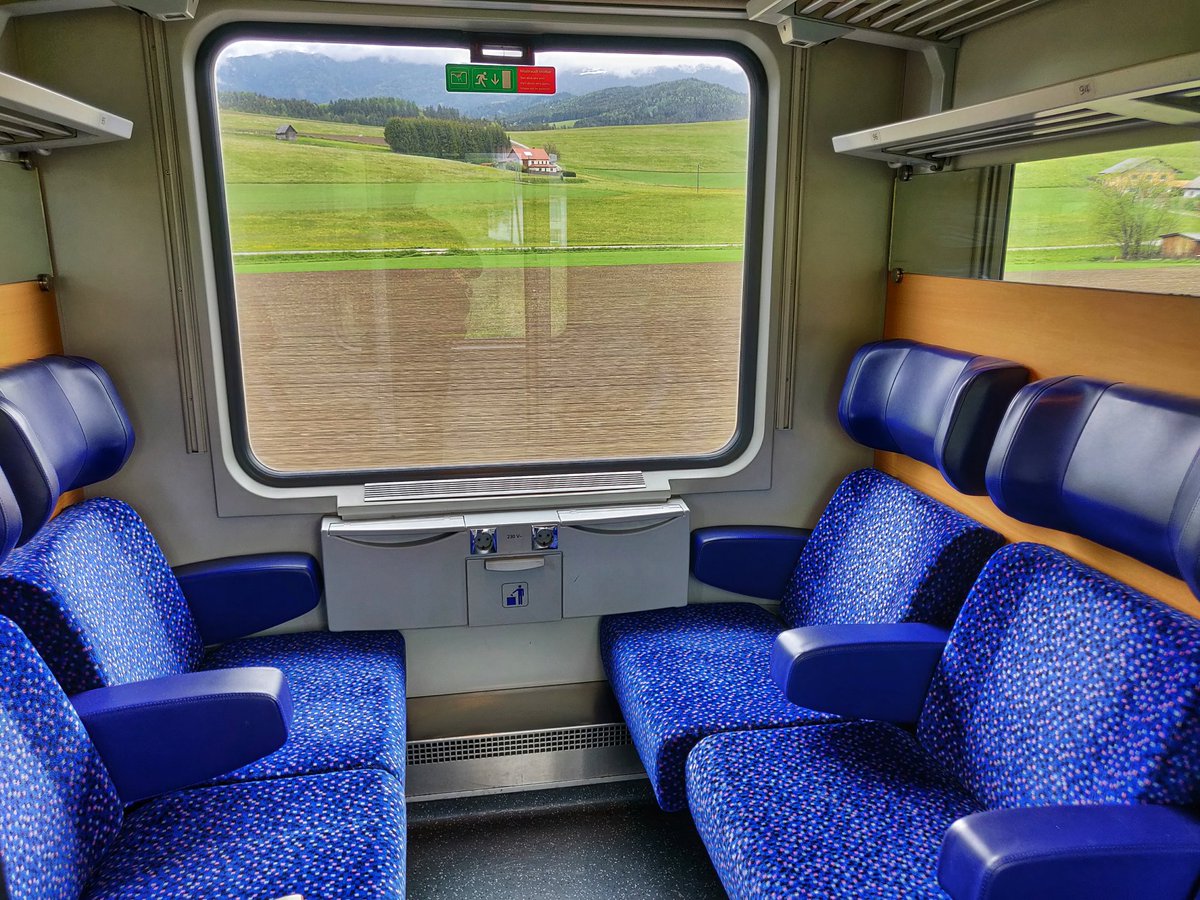 _DiningCar's tweet photo. I highly recommend a trip with @unsereOEBB🇦🇹 #IC533 "Lienzer Dolomiten". Cruising through the Alps, passing by the wonderful Wörthersee and a gorgeous full-fledged #diningcar attached 😍👍! https://t.co/VIiu31CXQR