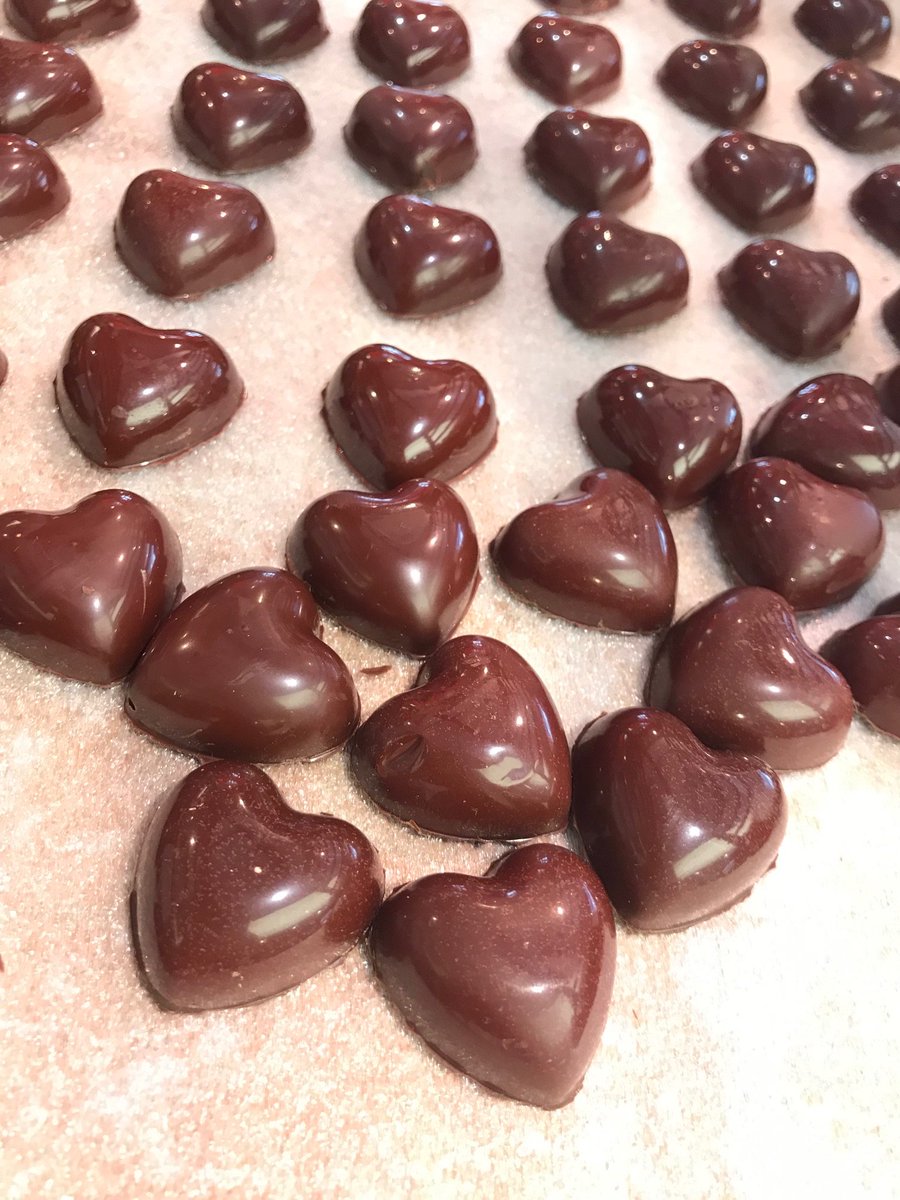 PatOSMONT's tweet photo. Maman je t'aime sur un coeur chocolaté et garni 19€
Minis-coeurs caramel mangue passion 11€
Entremet fête des mères : Fruits rouges citron 6pers 
Saint Honoré : Rose-Litchi et framboise 30,95€
"Fête des mères" Osmont https://t.co/1YbTZjnq7m