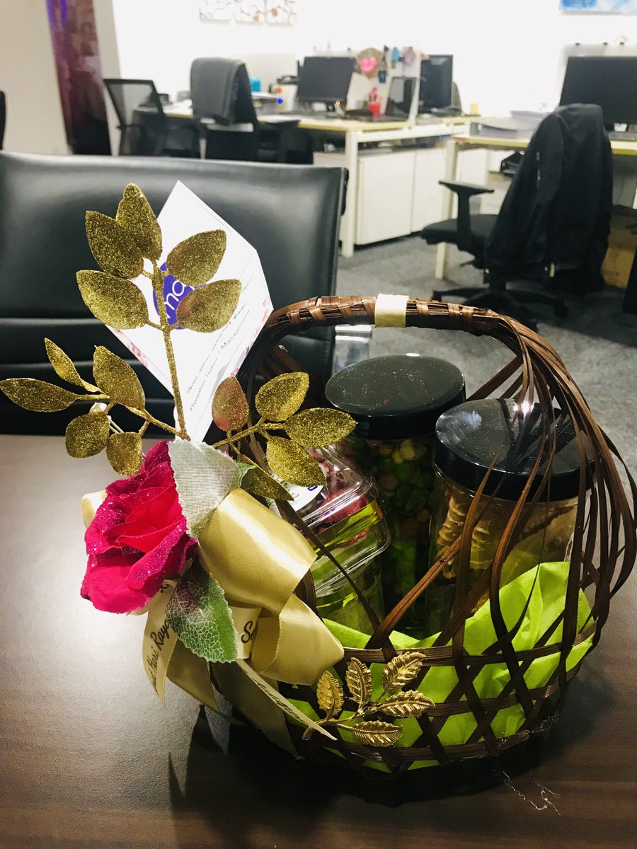 djlinsuriacinta's tweet photo. Sampai je opis #suriafm ada #hamperraya kt atas meja #djlin 😅Tq team #mapmusicmy hadiahkan #djlin hamper yg cantik ni😍moga murah rezeki.Layan #suriacinta dgn #djlin bermula jam 8 mlm ni @suria_malaysia dibawakan oleh #lanadreamskinhq #radiodj #radioannouncer #djlinonairmalamni https://t.co/p9kLE6OJPQ