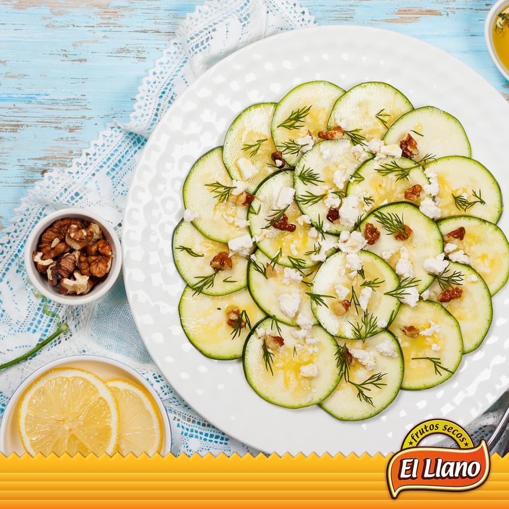 frutosselllano_'s tweet photo. Receta de carpaccio de calabacín 🥒 y nueces 🌰 es facilísima de preparar y queda deliciosa con el aliño de limón.🍋
Si quieres saber como prepararla entra en nuestro facebook
#ElLlano #FrutosSecos #Receta #Carpacio #Calabacín #Nueces #Almendras https://t.co/fsEDKgJTsg